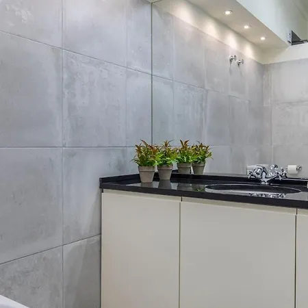 Glamorous 2bdr By Lovelystay