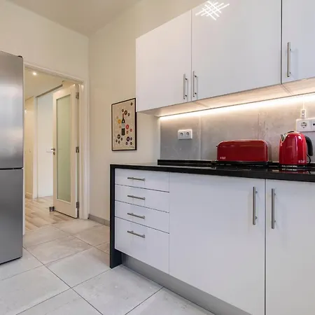 Glamorous 2bdr By Lovelystay Лісабон