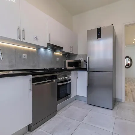 Glamorous 2bdr By Lovelystay